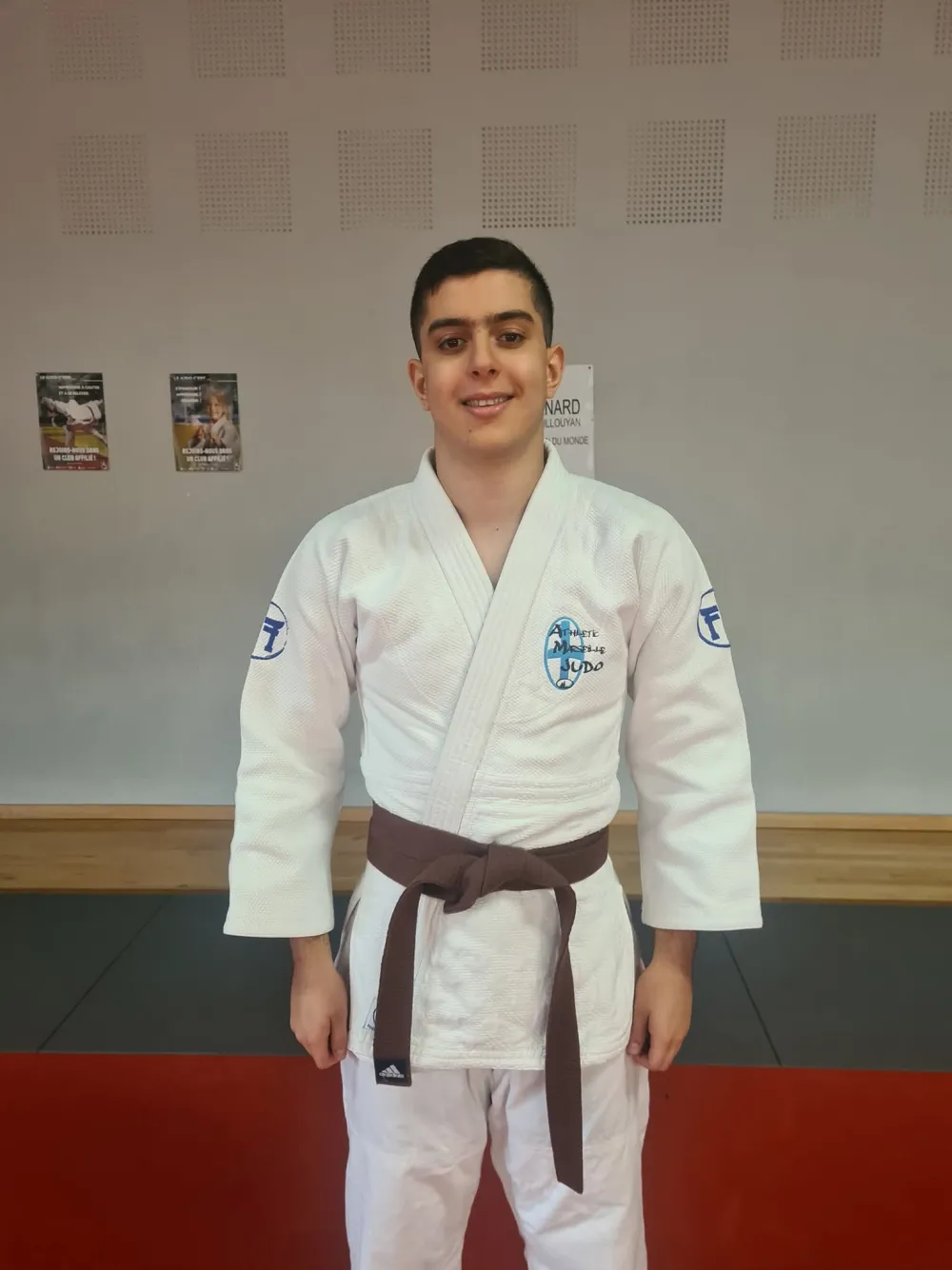 Yanis Kamel — portrait kimono brodé AGMJ, ancien licencié AGMJ