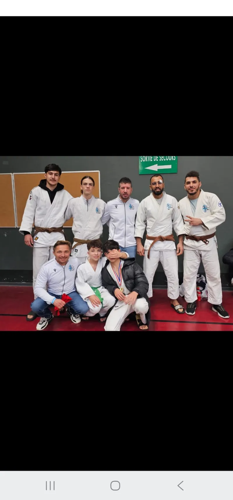 Grégory et jeunes licenciés AGMJ après une compétition — kimonos brodés AGMJ